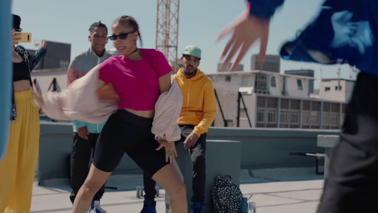 ⁇ 합 댄스 파티의 옥상에서 친구들과 춤을 추는 소녀 미친 축제를 즐기는 여자 친구들과 함께 재미있는 댄스 동작을 하는 여자