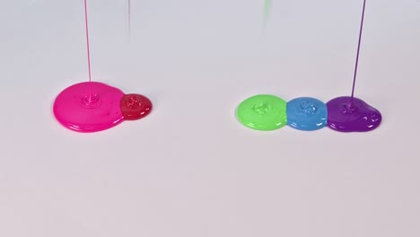 el rosa, el rojo, el amarillo, el verde, el azul y el púrpura están goteando.