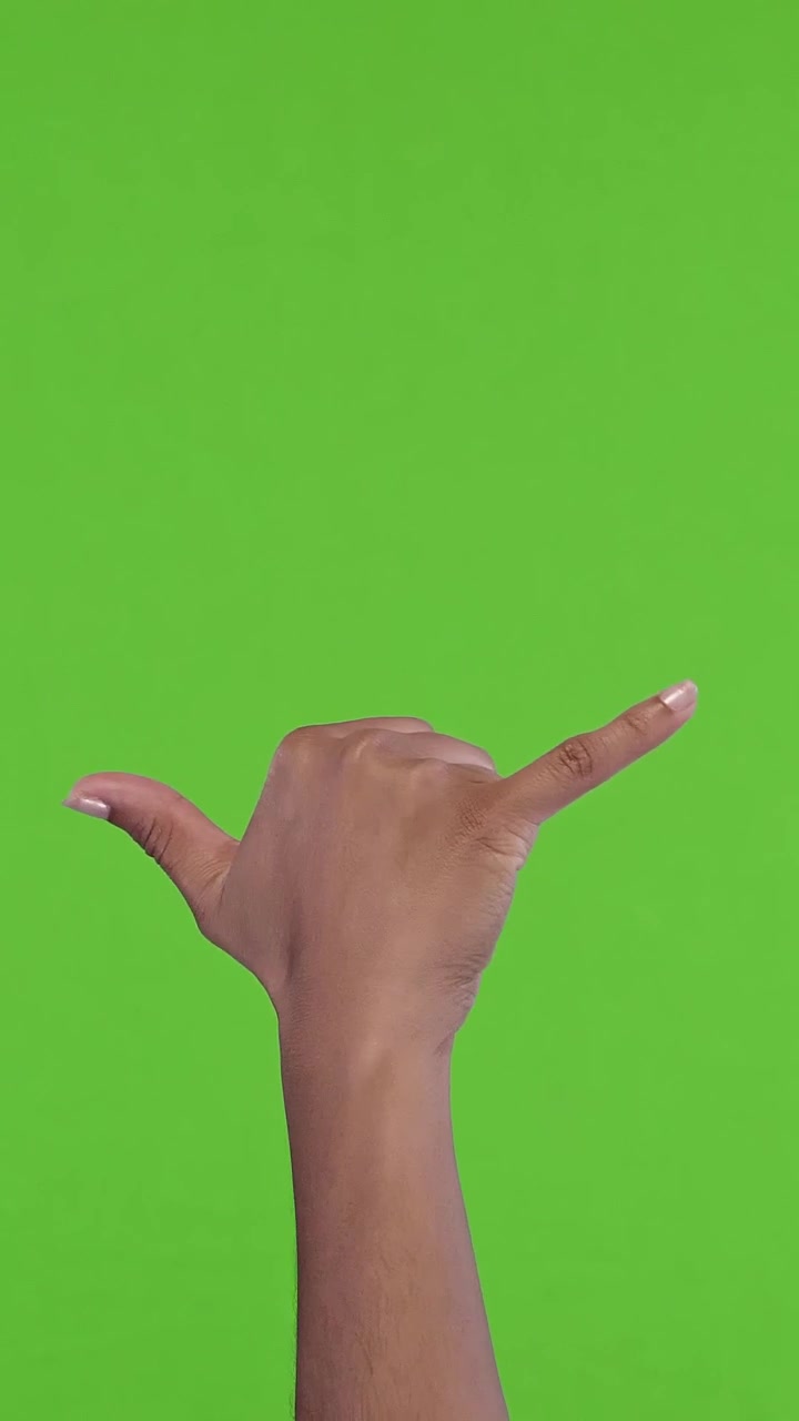 Mano afroamericana che mostra il gesto shaka 'hang loose' su schermo verde
