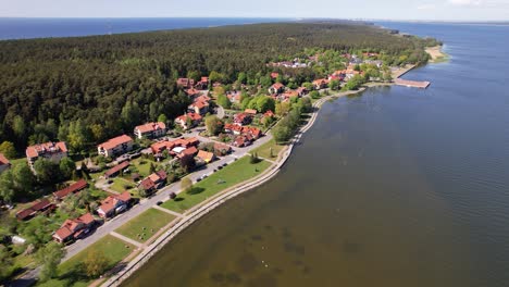 立陶宛库伦斯皮特 (curonian spit) 的海<unk>度假村的空中景色