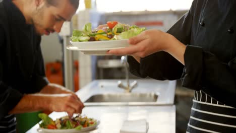 chef ofreciendo un plato de ensalada en la estación de alimentos 4k 4k