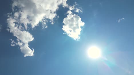 Sommer-Blauer-Himmel-Wolkenverlauf-Hellweißer-Hintergrund