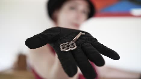 veinte años de oro - chica con guantes negros presentando clave