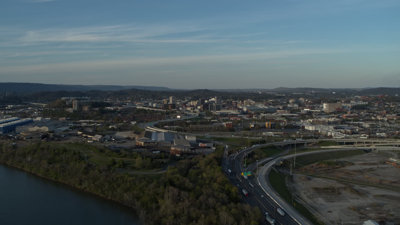 Imágenes aéreas amplias del centro de Chattanooga con la autopista 27 uniéndose a la autopista 24 al atardecer.