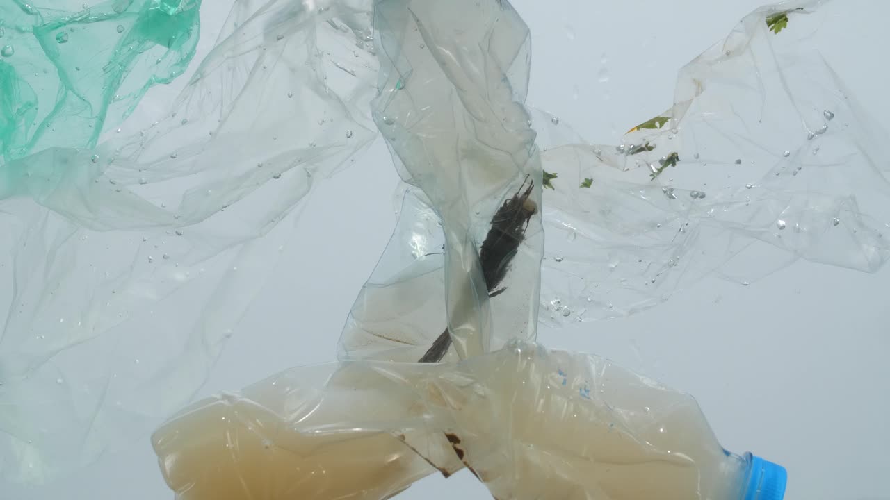 바다에서 플라스틱 오염 문제 개념의 수중 영상