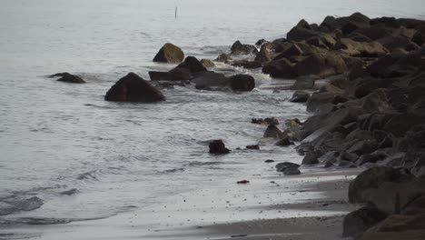 El-Agua-De-Mar-Golpeó-La-Roca-Marrón.