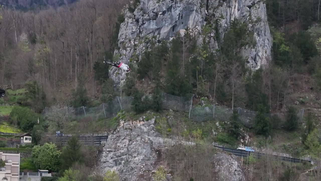 Image aérienne montrant un hélicoptère de sauvetage en opération dans la région du lac de Walenstadt à Weesen, Suisse