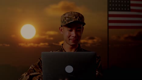 soldado estadounidense trabajando en una computadora portátil durante el atardecer