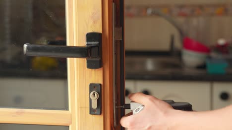 Electric-wrench-unscrewing-mount-of-a-wooden-lock-diy