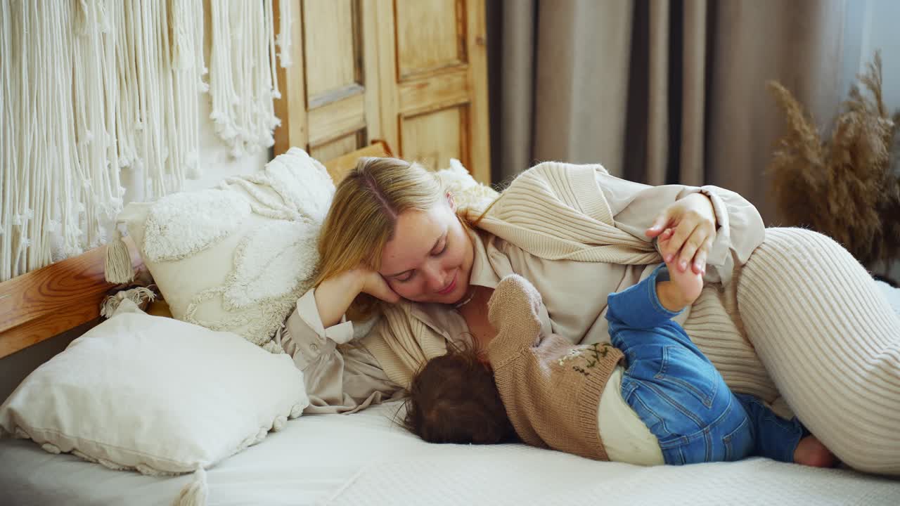 Momento tenero di legame tra madre e bambino sul letto