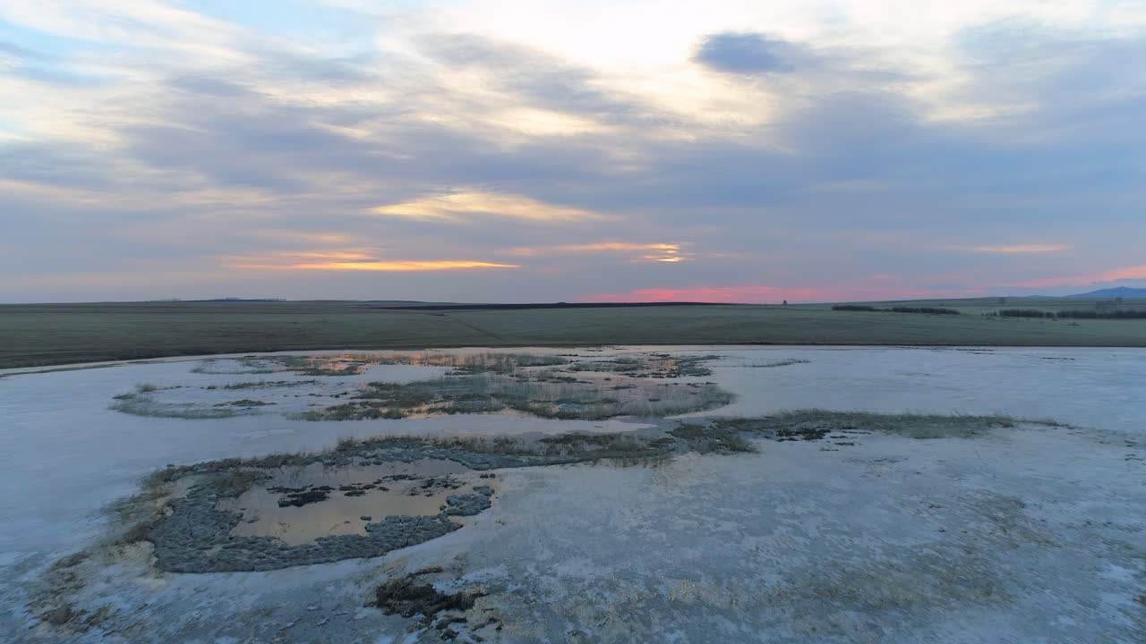 해가 지는 동안 얼어붙은 호수 의 공중 사진
