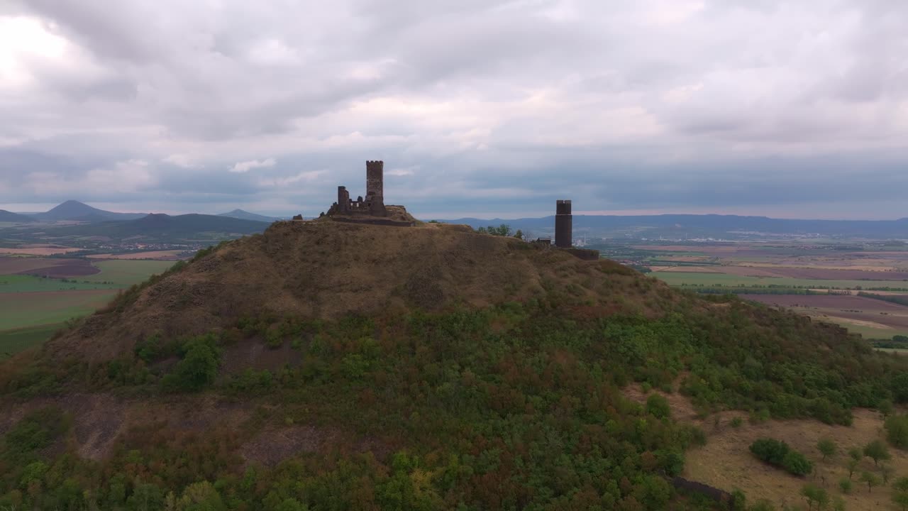Hazmburk-ruinerne med naturskønne marker og overskyet himmel, Klapy, Tjekkiet