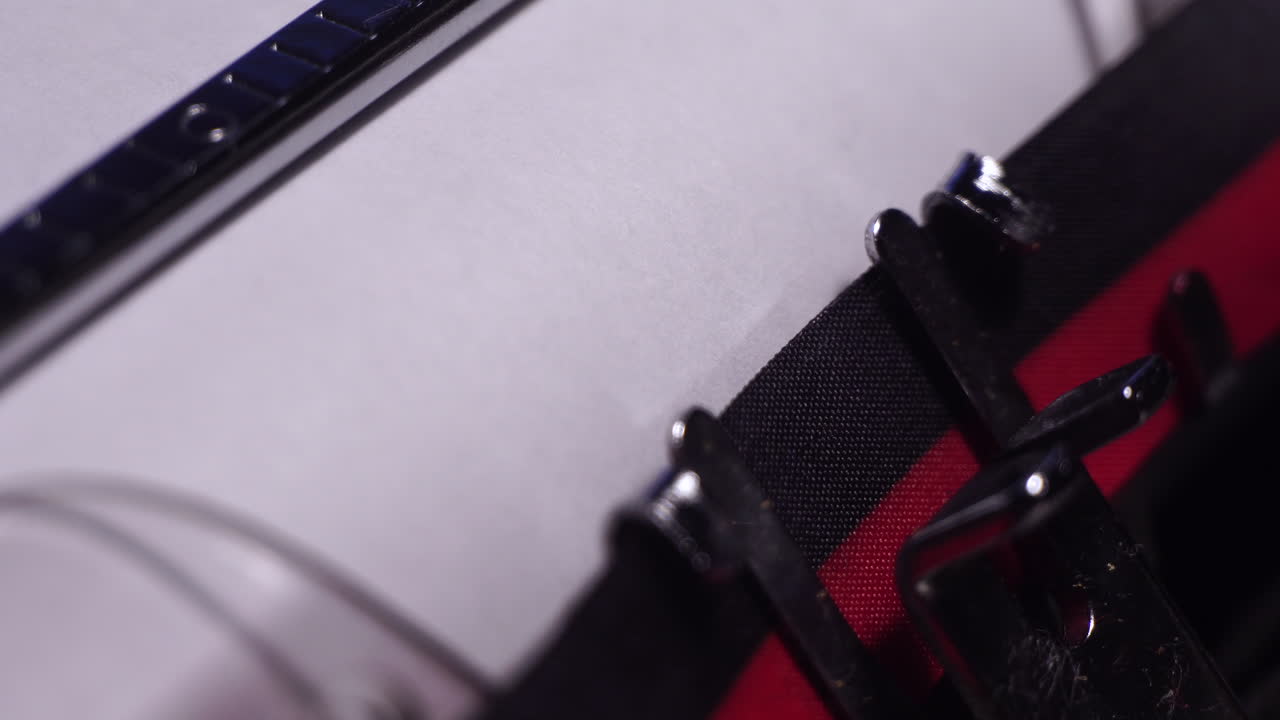 Anno 1941, dattilografia su carta bianca con macchina da scrivere vintage, macro primo piano.