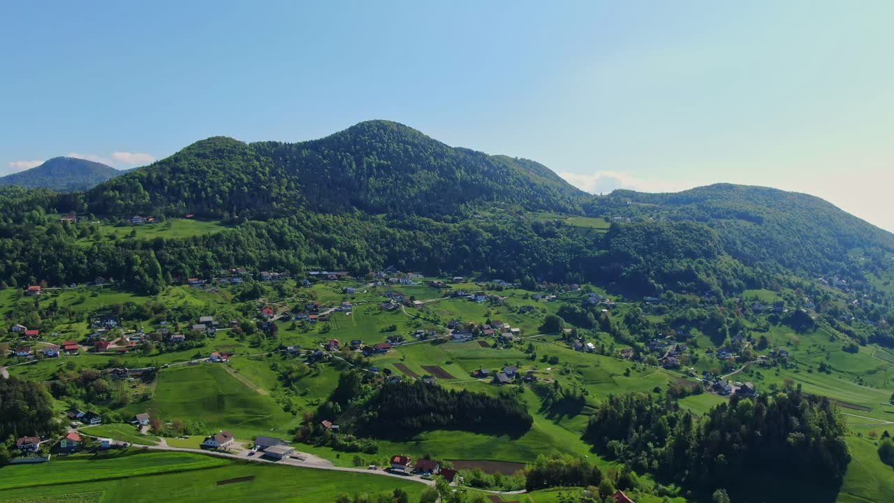 fascinante vista aérea de cabañas y cabañas en las verdes montañas de la ciudad de destino turístico de velenje, eslovenia