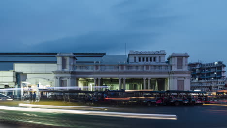 Tuk-tuk's-taking-passengers-from-Hualamphong-Train-station,-Bangkok,-Thailand