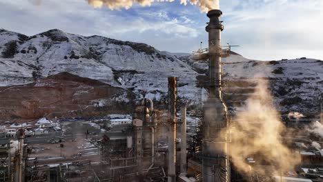 Imágenes-Aéreas-Cerca-De-Las-Torres-En-La-Refinería-De-Petróleo-En-El-área-Industrial-En-El-Lago-Salado-Del-Norte-De-Utah---Movimiento-De-Inclinación-Hacia-Adelante