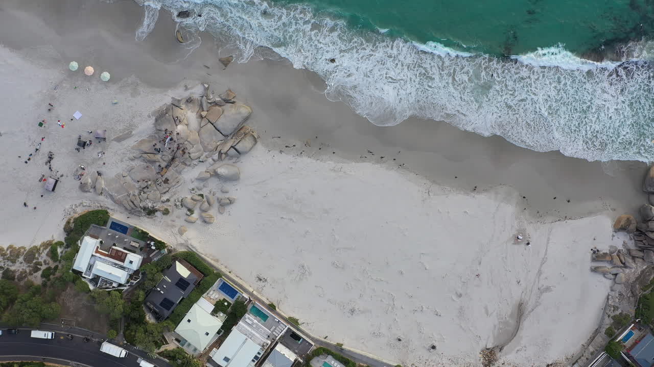 하우트 베이 비치 (hout bay beach) 는 남아프리카 공화국의 케이프 타운 (cape town) 에서 볼 수 있다.