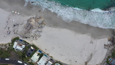 vista aérea de la playa de hout en la ciudad de cap, sudáfrica