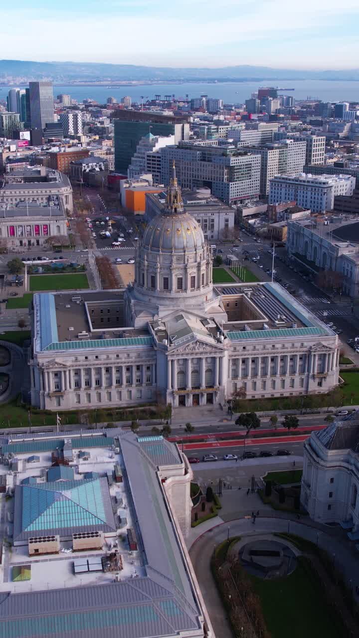 Ripresa verticale con drone, Municipio di San Francisco e Piazza del Civic Center, California, USA