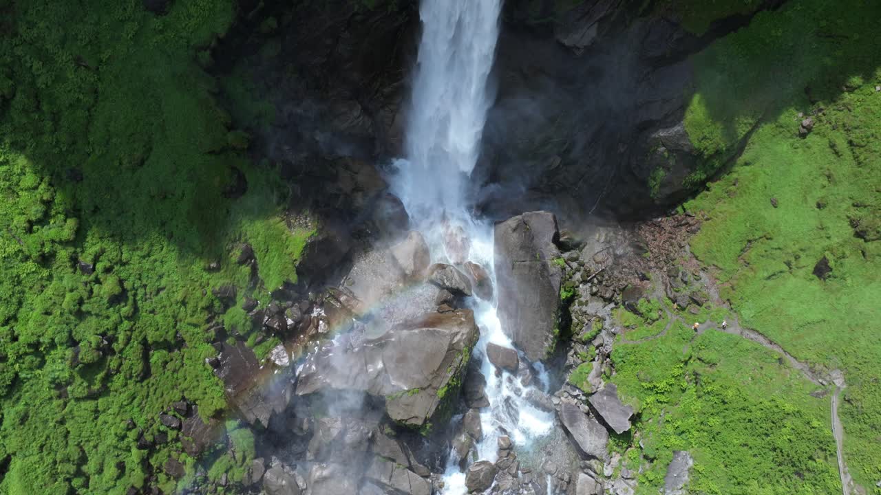para la cascada deoglio en el valle de bavona, suiza