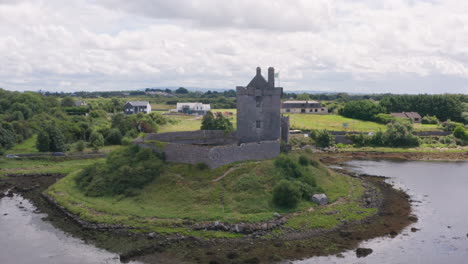 Toma-Estática-Aérea-Del-Castillo-De-Dunguaire-En-El-Condado-De-Galway,-Irlanda