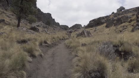 tiro vertical de un excursionista hispano en la cima del monte tlaloc en méxico