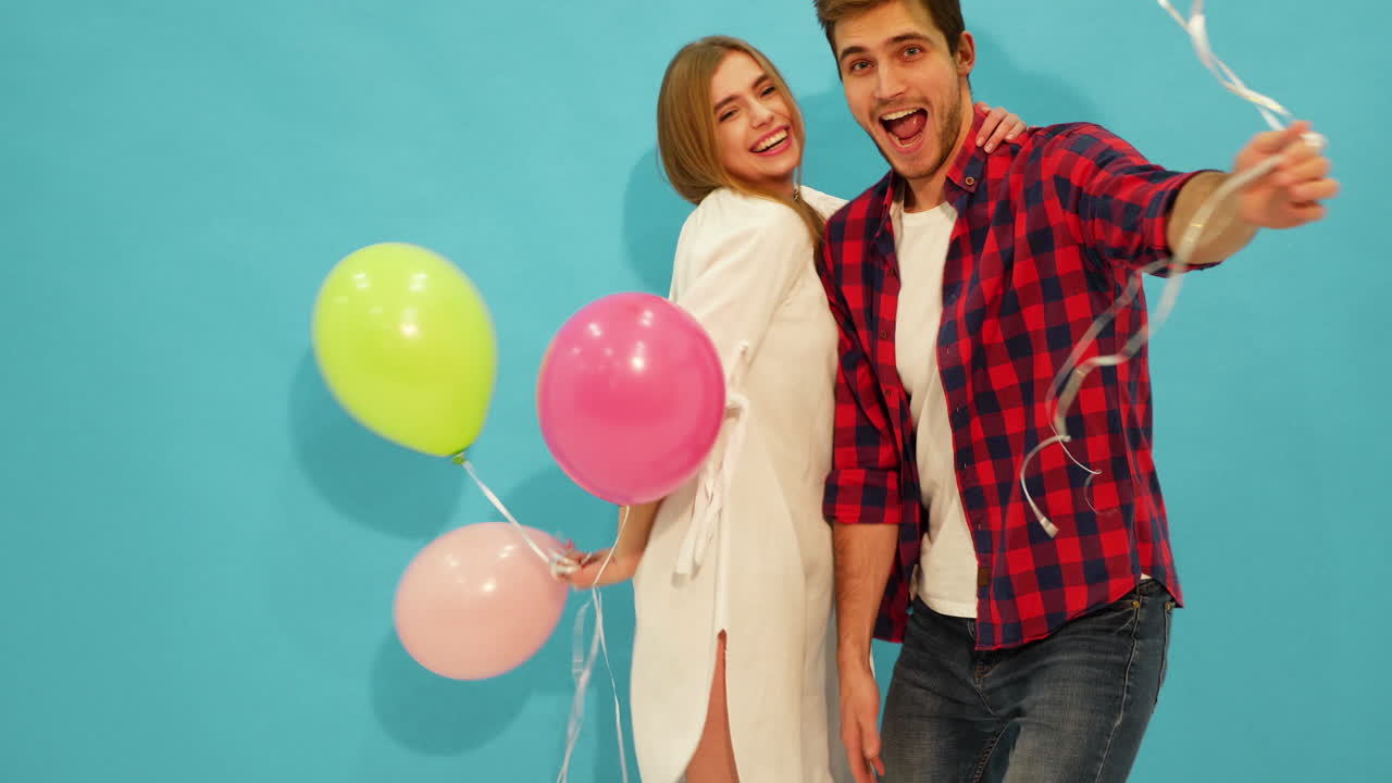 una pareja celebrando con globos.