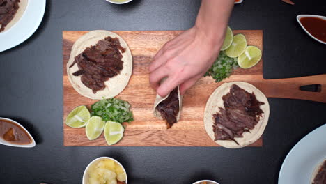 Tomando-Un-Taco-Mexicano-Levantando-La-Toma-De-La-Vista-Superior-Del-Enfoque-Del-Estante-De-Lentes