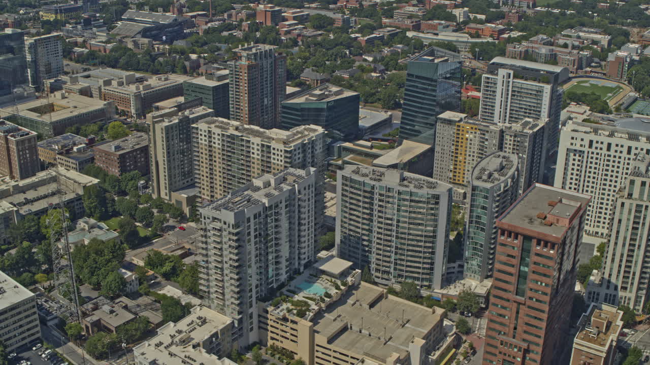 애틀랜타 조지아 공중 v707 팬 왼쪽 공원, 고속도로, 대학 및 미드타운 캠퍼스의 샷 - dji inspire 2, x7, 6k - 2020년 8월