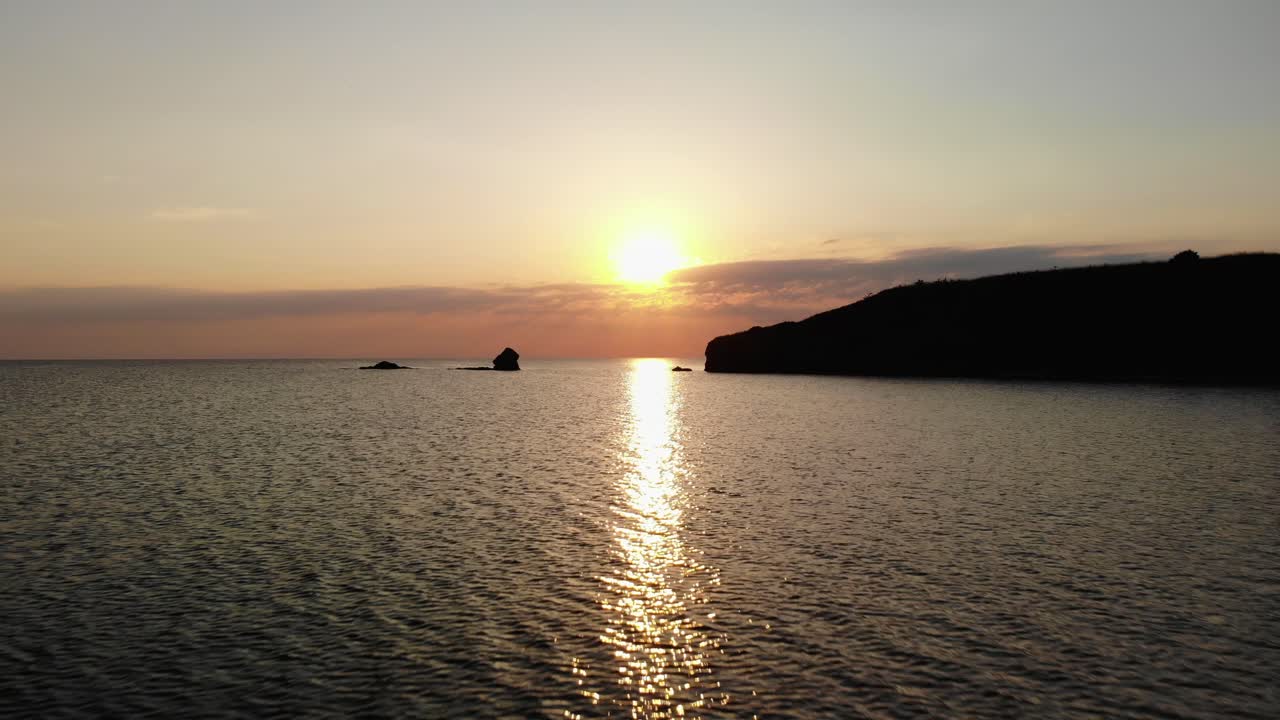 바다와 해변, 불가리아-1 일출의 공중 패닝 영상