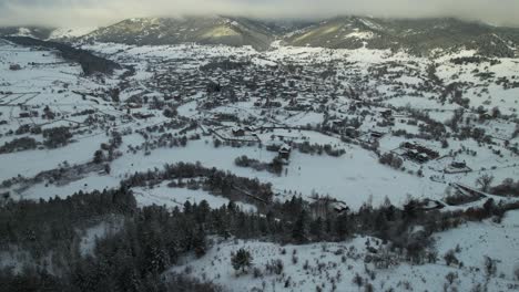 Wintertourismus-Im-Dorf-Voskopoja-Mit-Pensionen-Umgeben-Von-Wäldern-Und-Skipisten