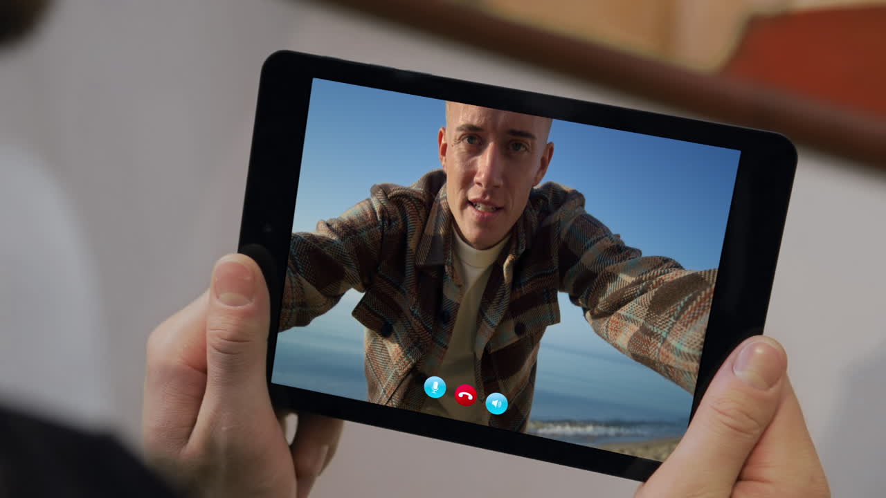 Amici lontani che parlano su tablet online in ufficio, primo piano. Il capo effettua una videochiamata.