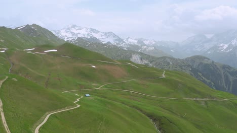 法国阿尔卑斯山附近的飞越照片 在一个阴天附近的chamonix-mont-blanc