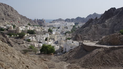 las montañas al hajar y el viejo muscat, omán, pan de tiro amplio a la izquierda