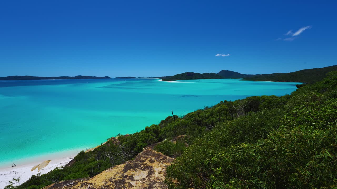 whitehaven beach vista de la isla de whitsunday de la entrada de la colina con agua azul turquesa clara en el famoso lugar de rodaje en el pacífico sur de queensland, australia, en la gran barrera de coral