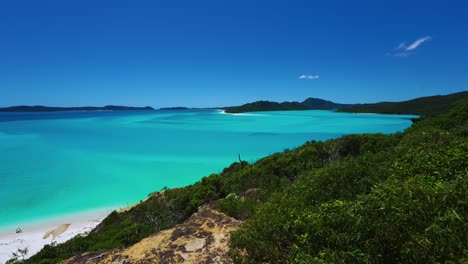 Whitehaven-Beach-Vista-De-La-Isla-De-Whitsunday-De-La-Entrada-De-La-Colina-Con-Agua-Azul-Turquesa-Clara-En-El-Famoso-Lugar-De-Rodaje-En-El-Pacífico-Sur-De-Queensland,-Australia,-En-La-Gran-Barrera-De-Coral