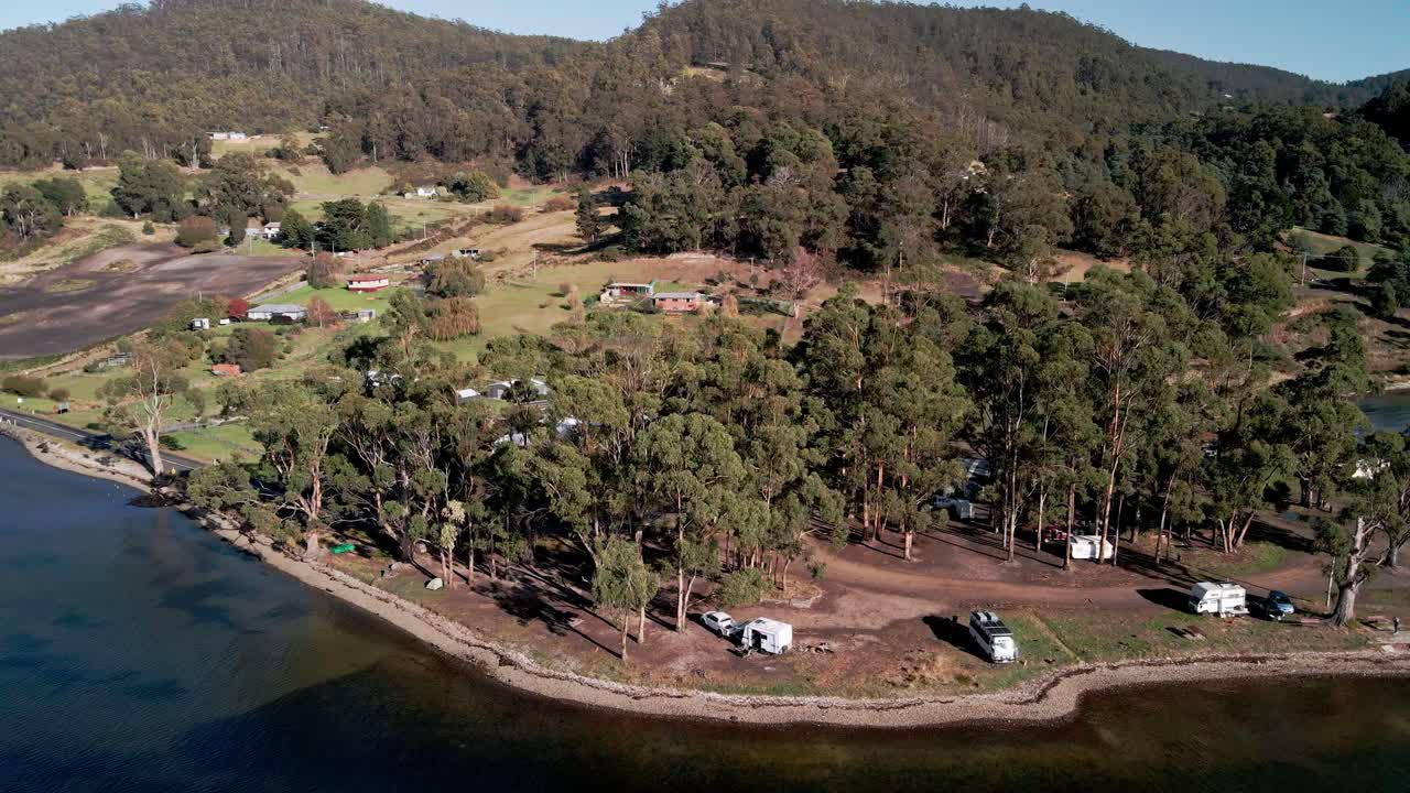 camionetas en el campamento de la reserva de gordon foreshore en tasmania, australia