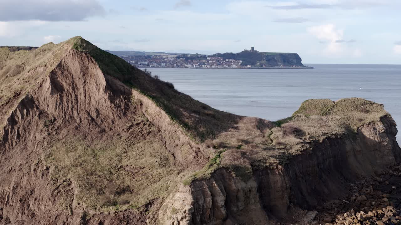 Riprese aeree della costa del North Yorkshire con la città di Scarborough in lontananza