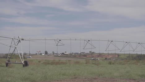 Equipo-Agrícola-A-Lo-Largo-Del-Lado-De-La-Interestatal