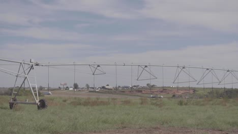 equipo agrícola a lo largo del lado de la interestatal