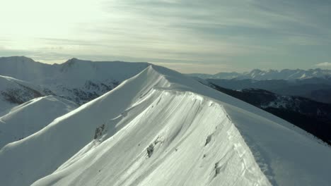 皮雷尼山脈的山峰被雪覆蓋, 空中全景