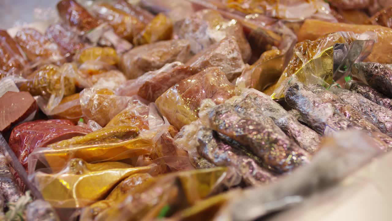 식료품 가게 에서 다양한 종류의 포장 된 고기