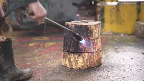 soplete artesano un tronco de árbol