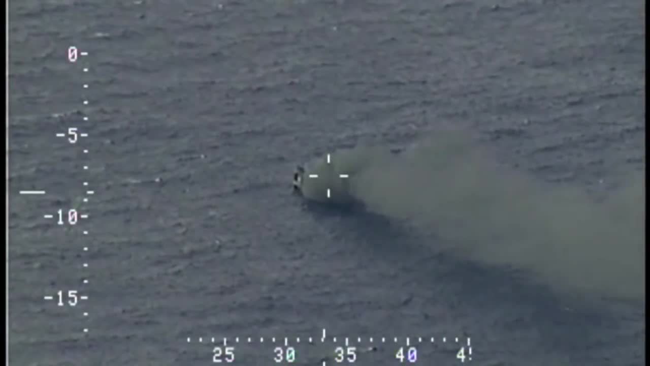 un dramático rescate en alta mar por parte de la guardia costera de pasajeros de un barco en llamas