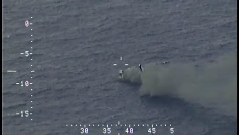 un dramático rescate en alta mar por parte de la guardia costera de pasajeros de un barco en llamas