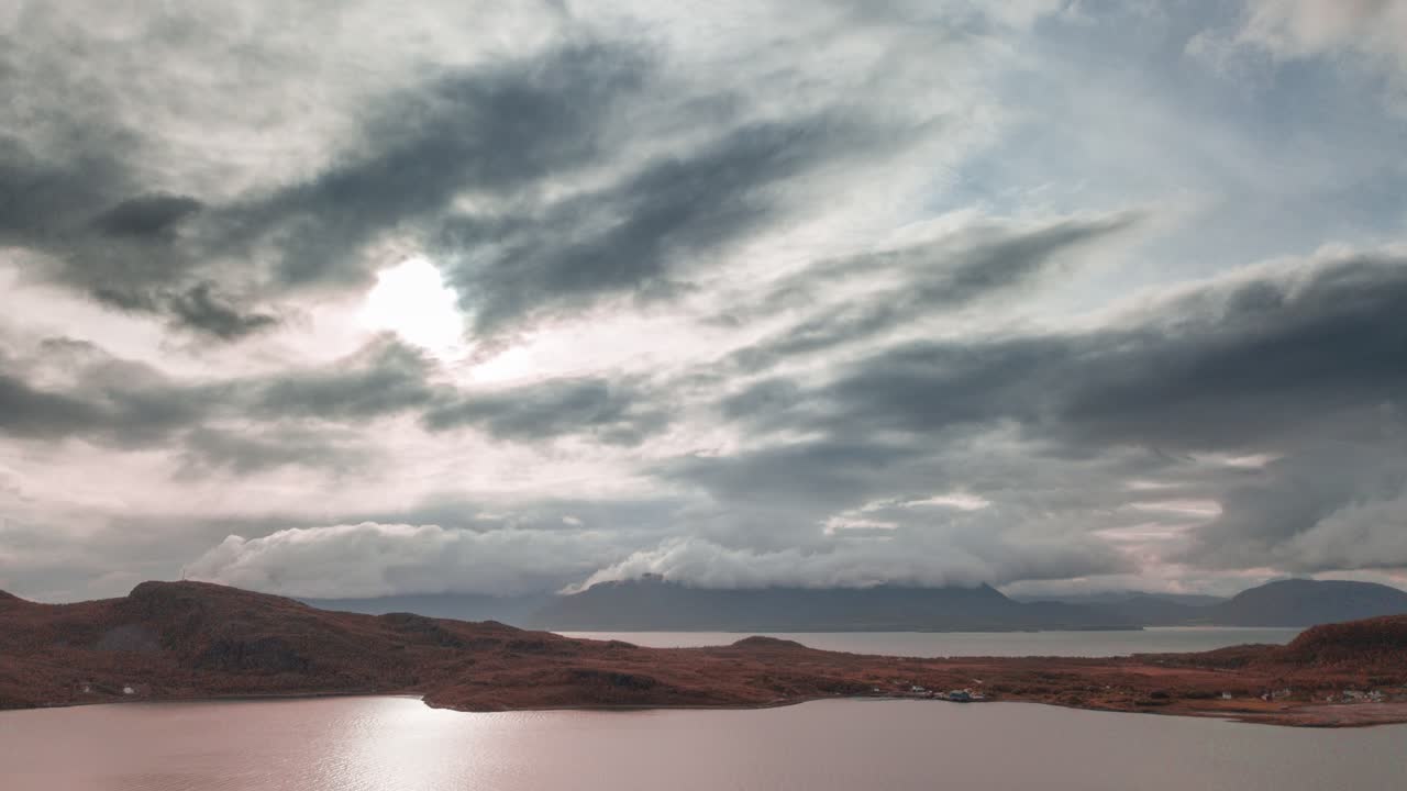 nubes oscuras y sombrías rodando sobre el mar y la isla skjekvoja