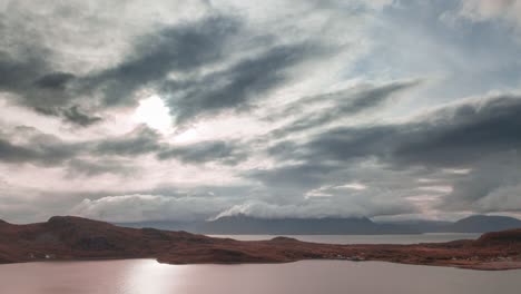 Nubes-Oscuras-Y-Sombrías-Rodando-Sobre-El-Mar-Y-La-Isla-Skjekvoja