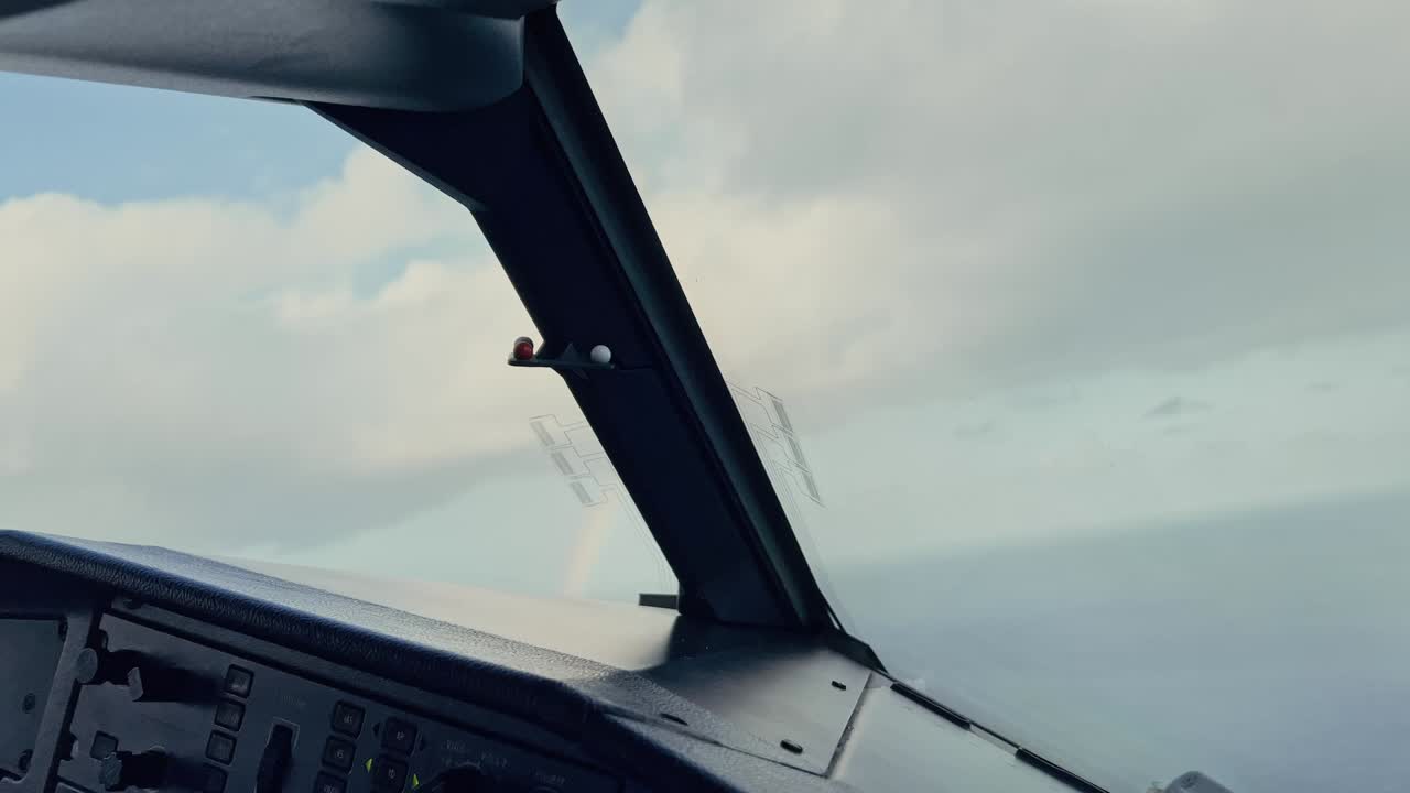 비행 중 회전 하는 항공기 조종실 에서 볼 수 있는 무지개