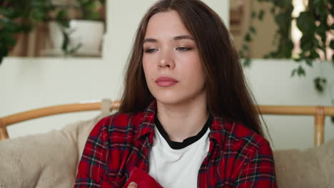 la mujer se enfrenta a una tormenta de luchas emocionales. la mujer se confronta con las complejidades laberínticas del estado emocional después de una discusión con la familia. sentimiento de abandono