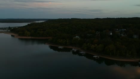 Ein-Blick-Um-Den-See-Bei-Sonnenuntergang